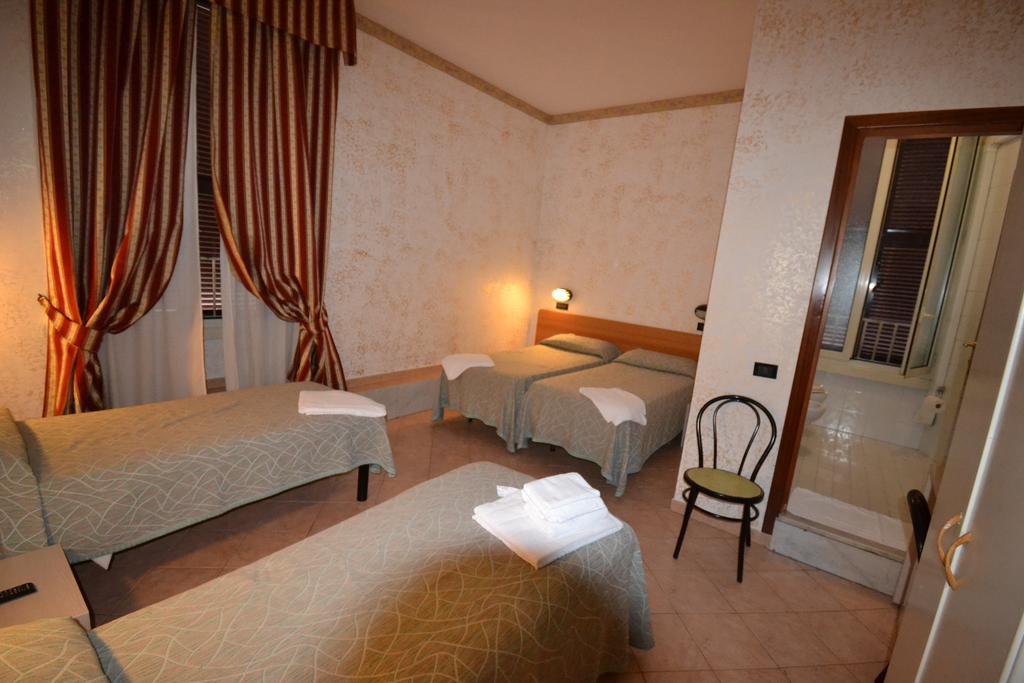 Hotel Ferrarese Rome Bagian luar foto